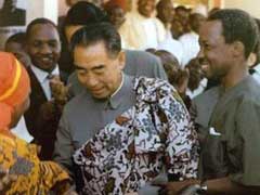 周恩来访问坦桑尼亚时，接受非洲民族联盟元老赠送民族服装。右一为尼雷尔总统。