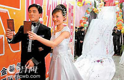 最长的大拖尾婚纱图片_中国最长婚纱(2)