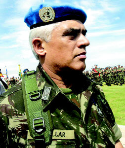 联合国官员7日说,联合国驻海地维和部队指挥官巴西将军尤拉诺·特