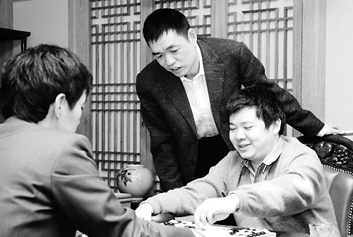 三星杯决赛首局 罗洗河快意屠龙;; (罗洗河(右),李昌镐赛后复盘.