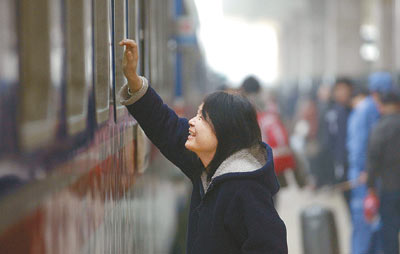 昨日,一位姑娘在南宁火车站与亲友挥手告别.
