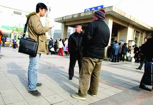 票贩子之间屡发争斗(图)