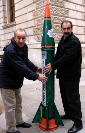 图文:伊朗核问题会谈伦敦举行 示威者展示模型