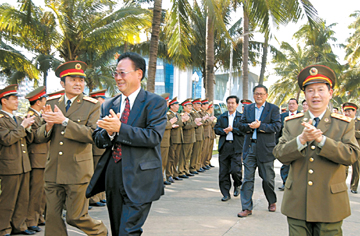 王为璐率海口新春慰问团到海南军区慰问 记者 李汉仁 摄