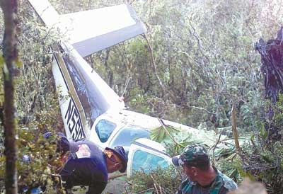 伊一女孩死于疑似禽流感、美一小型飞机在哥坠