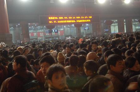 郑州段大雪造成列车延误 大批乘客滞留北京西站