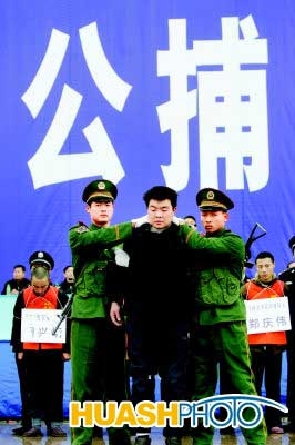 宣判死刑时凶手吓得腿发软(图)