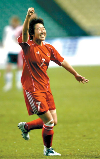 毕妍打进精彩一球.取得一场酣畅淋漓的大胜后,中国女足队员相互庆祝.