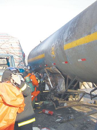 液氨车"头破毒流 盘海营高速堵车50公里(组图)