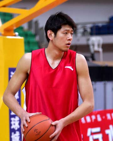 图文：中韩篮球全明星赛 莫科在训练中