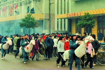 1983年春节,靖港镇居民在县城大街上表演马舞.