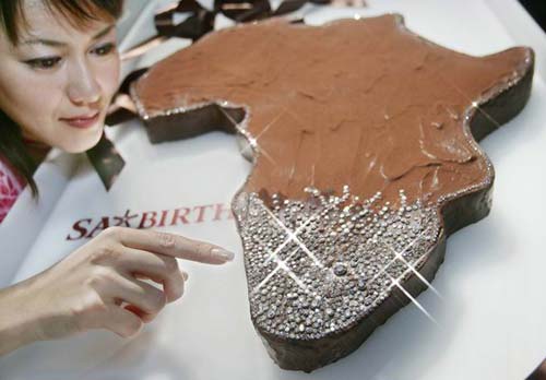 东京展示天价极品巧克力 2006颗钻石璀璨夺目