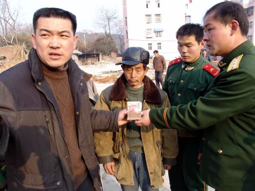 淮北:农民工无钱回家过年欲轻生(组图)