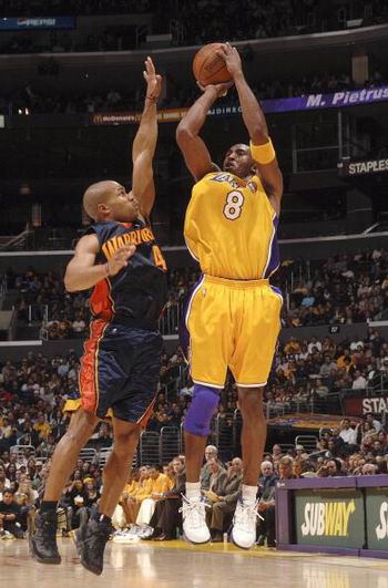 NBA图:湖人加时胜勇士 科比中投费舍尔飞扑