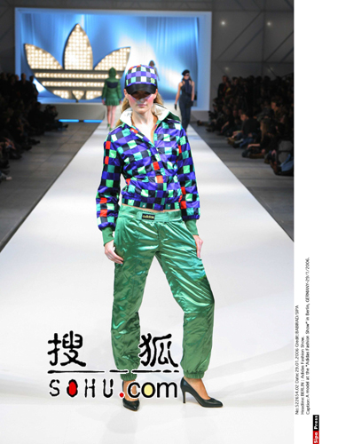 阿迪达斯新品时装 模特演绎运动休闲时尚(图)