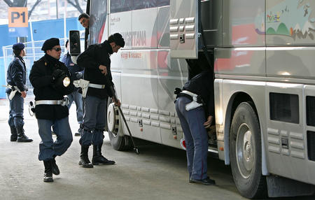 图文:冬奥会准备工作 意大利警察检查大巴车