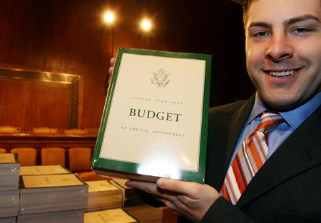 图文:布什2007财政预算报告提议增加军费预算