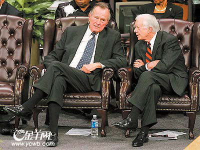 前总统老布什(左)和前总统卡特在交谈