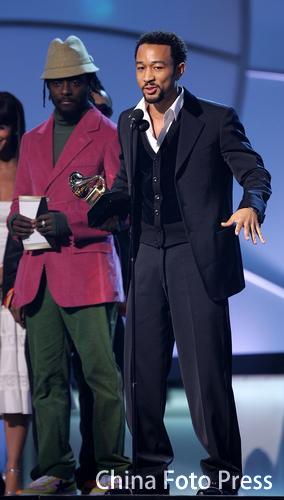 最佳R&B男歌手John Legend上台领奖(图)