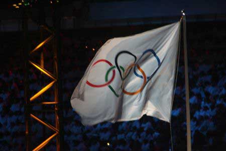 图文：都灵冬奥会开幕式 奥林匹克旗帜飘扬
