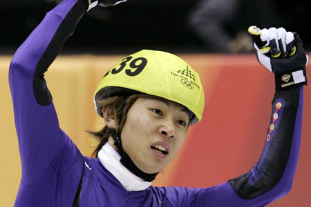 图文：冬奥会短道速滑男子1500米 韩国选手夺冠。