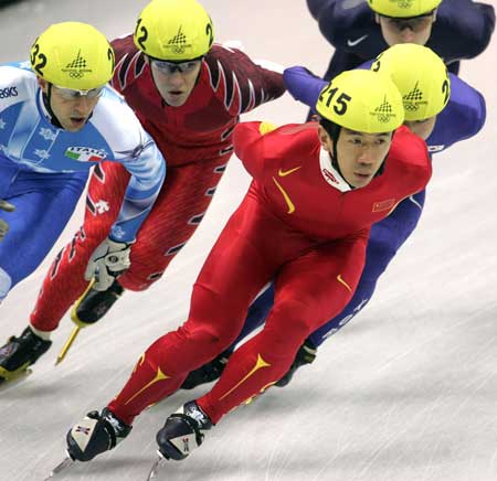 图文:李佳军夺得冬奥会短道速滑铜牌 在决赛中