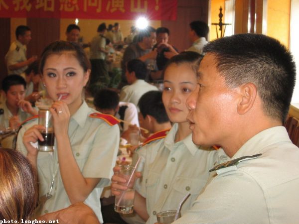 广州军区杂技团漂亮女兵