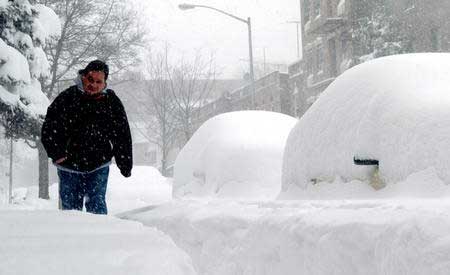 纽约遇60年来最大暴雪 千人困机场万人摸黑(图)