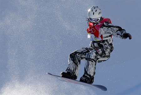 图文:单板滑雪女子雪上技巧 日本选手精湛绝技