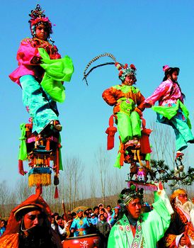 一个民间艺术团体在山西省晋中市榆次区文化广场表演"背棍.