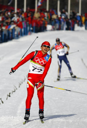 图文:冬奥会越野滑雪赛 中国运动员任龙冲过终点