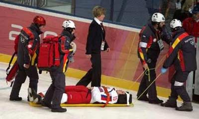 图文：冬奥冰球意大利VS俄罗斯 俄队员受伤