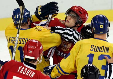图文:冬奥冰球俄罗斯vs瑞典 两队球员激烈冲突