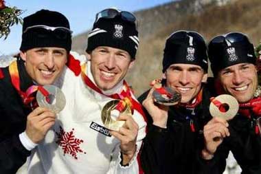 图文：冬奥会北欧两项 奥地利选手展示所获金牌