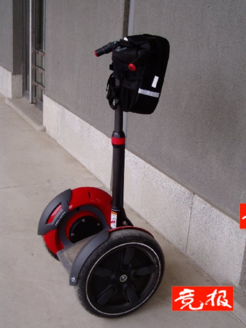 这是一种单人使用的双轮电动踏板车