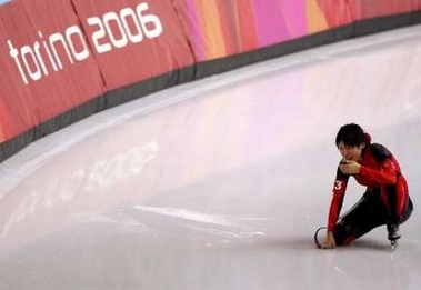 图文：冬奥会女子团体速滑 痛苦的日本队队员