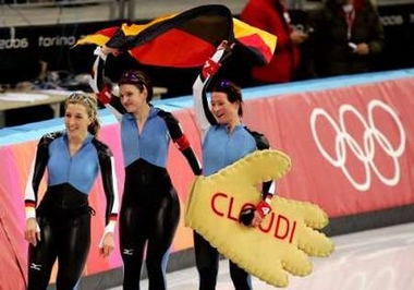 图文：冬奥会女子团体速滑 德国队向观众致意赛
