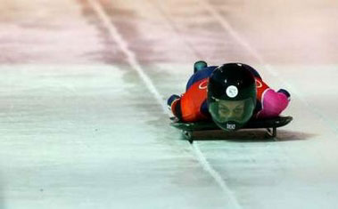 图文：冬奥女子钢架雪车比赛 英国选手在比赛中