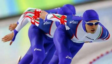 图文：冬奥速滑队际追逐赛 意大利队员在比赛中