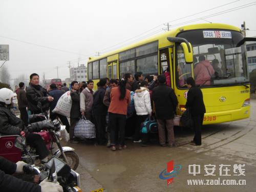 节后春运:蚌埠公交增开市内农民工专车(组图)