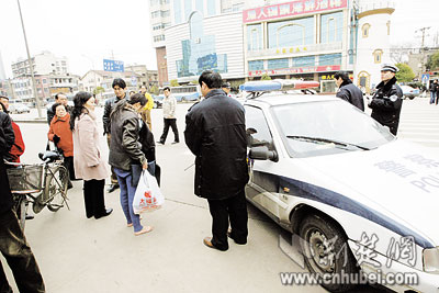 女子街头脱衣要上公交车 病历显示患抑郁症(图)