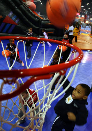 图文:NBA全明星嘉年华 小朋友们玩投篮游戏
