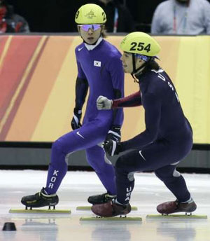 图文:冬奥短道速滑男子1000米 安贤洙阿波罗晋级