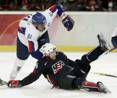 图文：冬奥男子冰球美国vs斯洛伐克 精彩瞬间