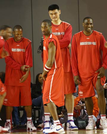 NBA全明星队进行公开训练 科比搞笑表演