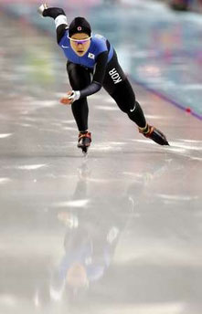 图文：冬奥会速滑女子1000米 韩国选手在比赛中