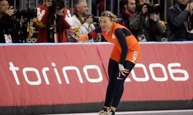 图文：冬奥会速滑女子1000米 荷兰选手致意观众