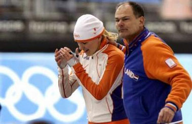 图文：冬奥会速滑女子1000米 蒂默尔与教练庆祝