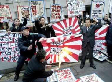 韩国民众抗议日本称独岛为其领土 焚烧太阳旗