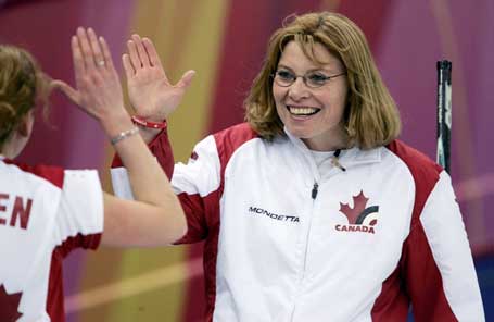 图文:冬奥会女子冰壶赛 加拿大选手庆祝胜利
